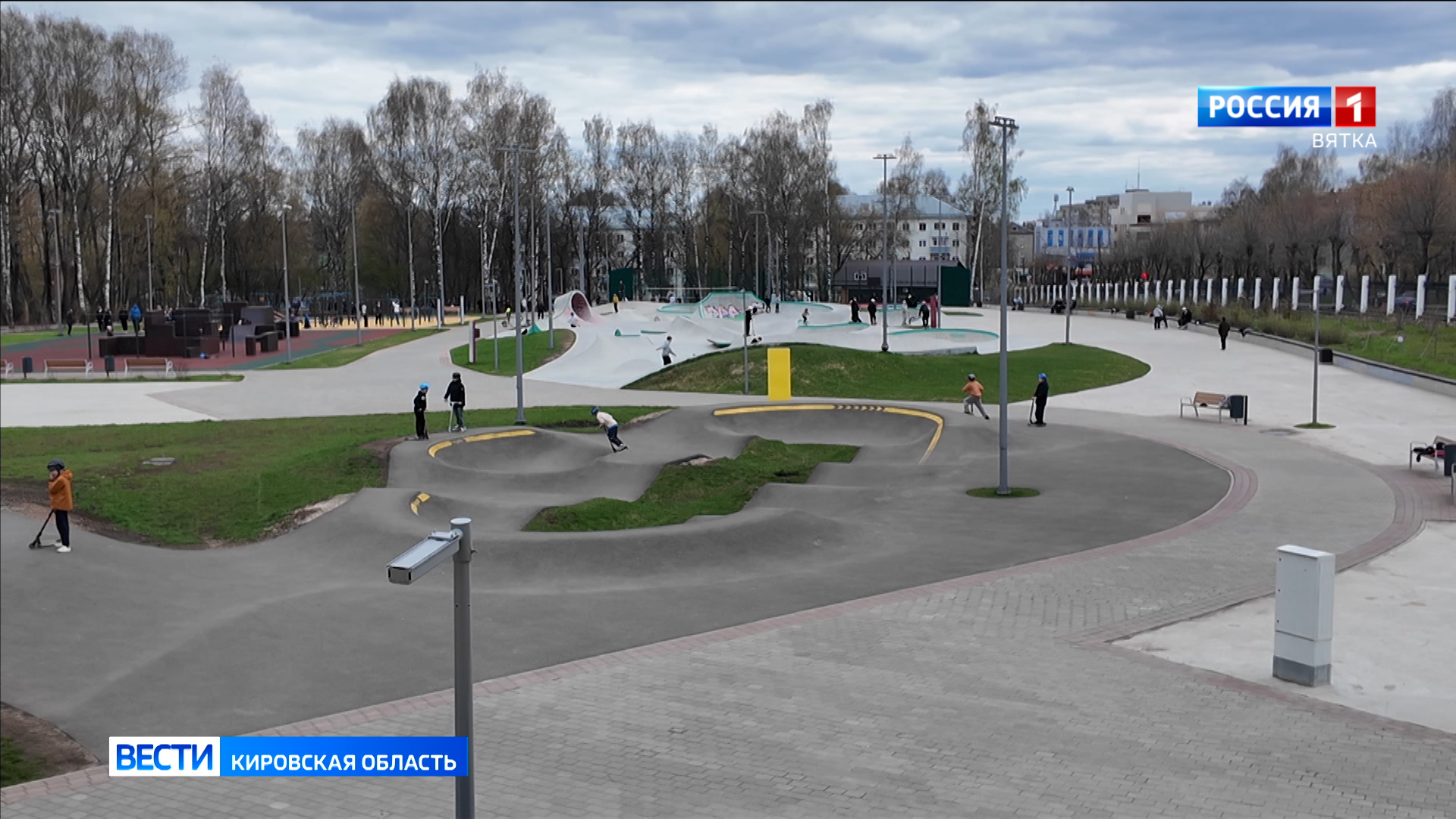 В парке имени Кирова в разгаре сезон катания на памп-треке и скейт-площадке