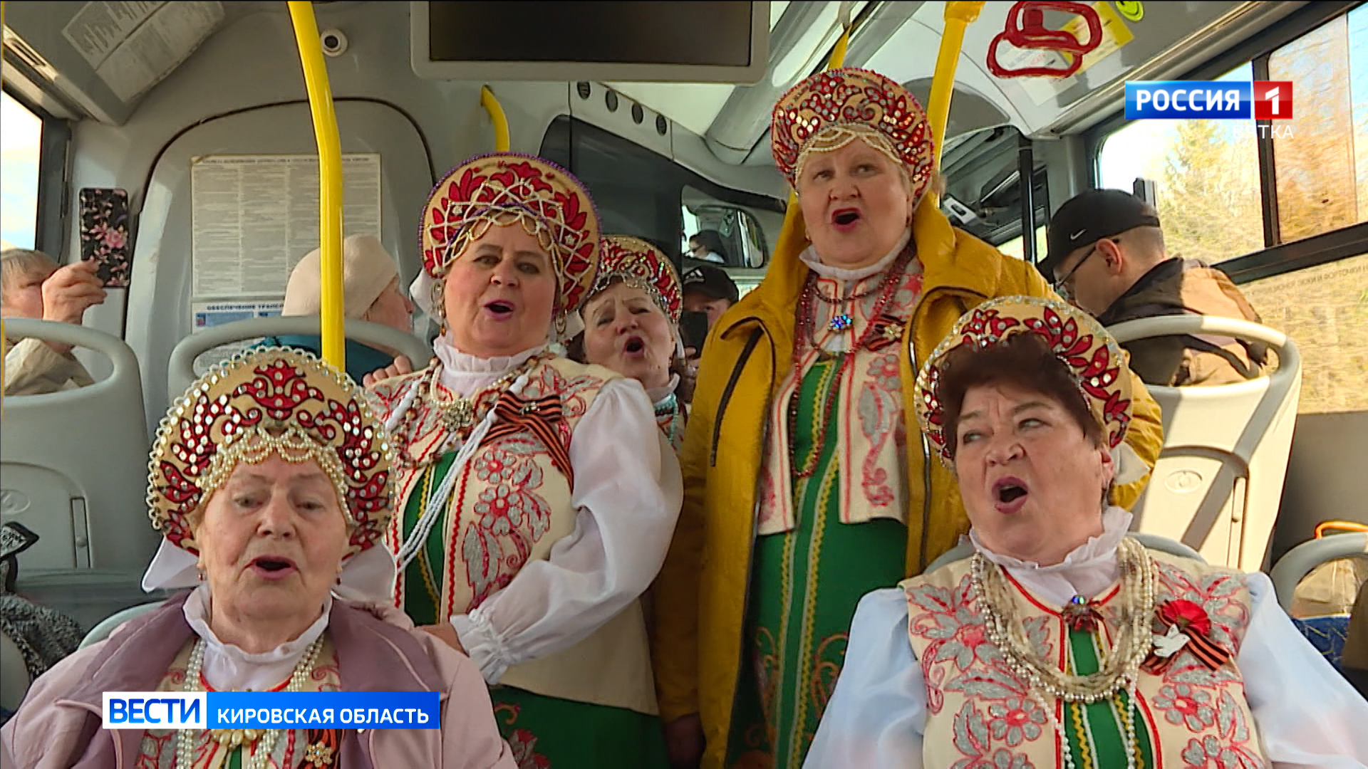 В праздничные дни городские автобусы в Кирове превратились в своеобразные машины времени