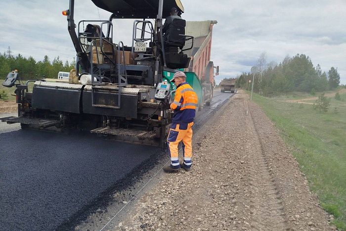Продолжается укладка асфальта на дороге Котельнич – Даровской