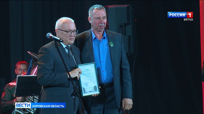 Губернатор Александр Соколов вручил волонтерам грамоты и благодарности за поддержку военнослужащих