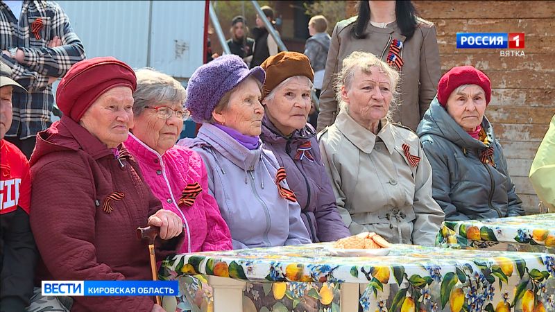 В честь юбилея Победы под окнами домов ветеранов прошли праздничные концерты