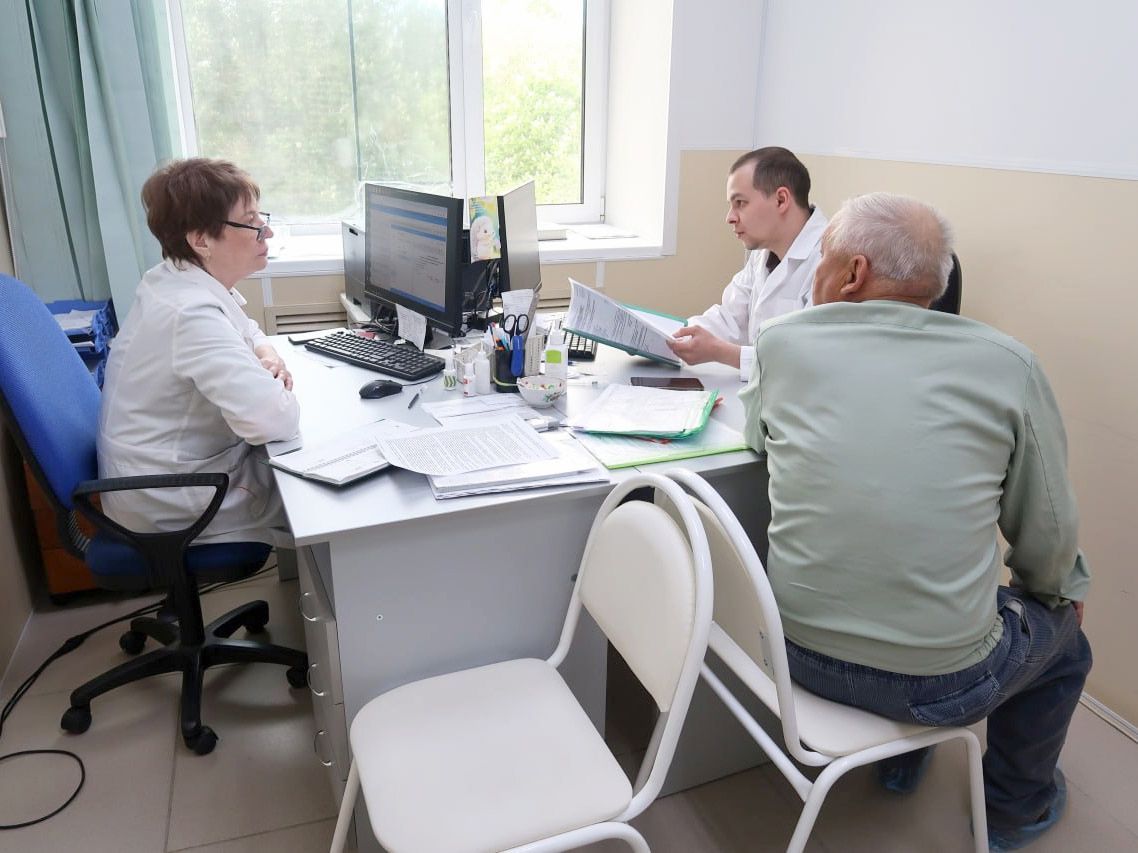 Более 550 медработников устроились в кировские районные больницы