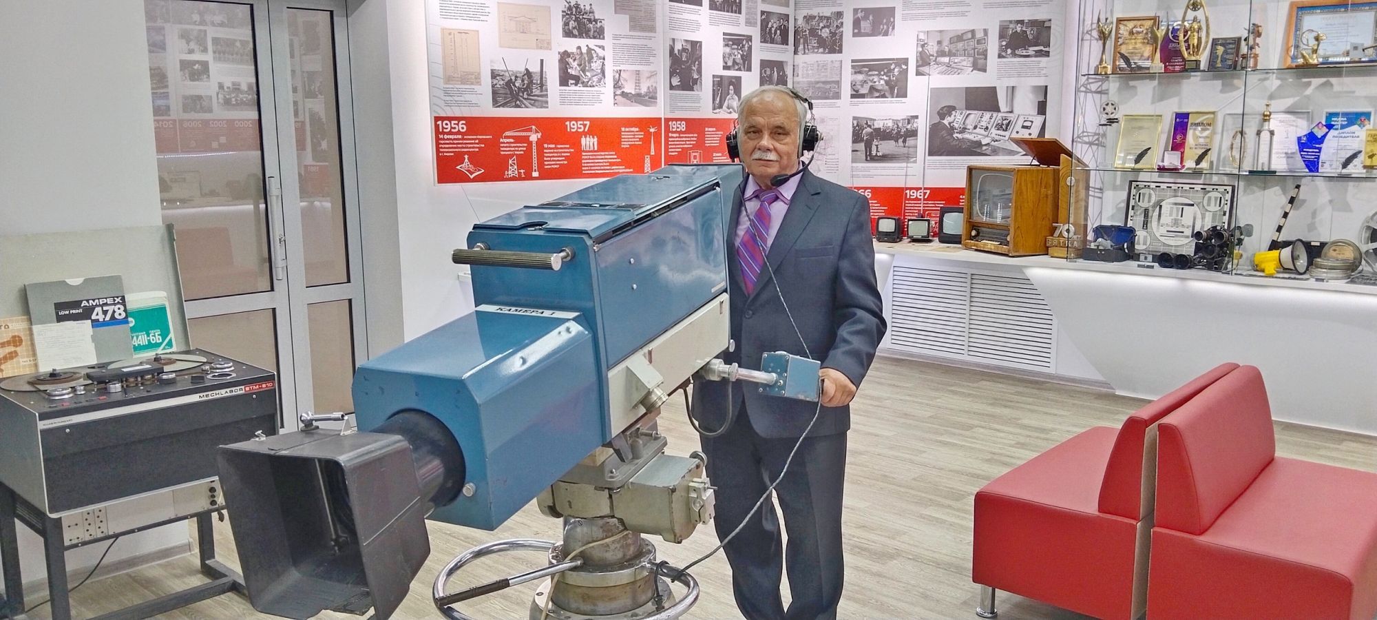 Почетный гражданин города Кирова, народный мастер Геннадий Яковлевич Лопатин посетил Музей истории ГТРК «Вятка»