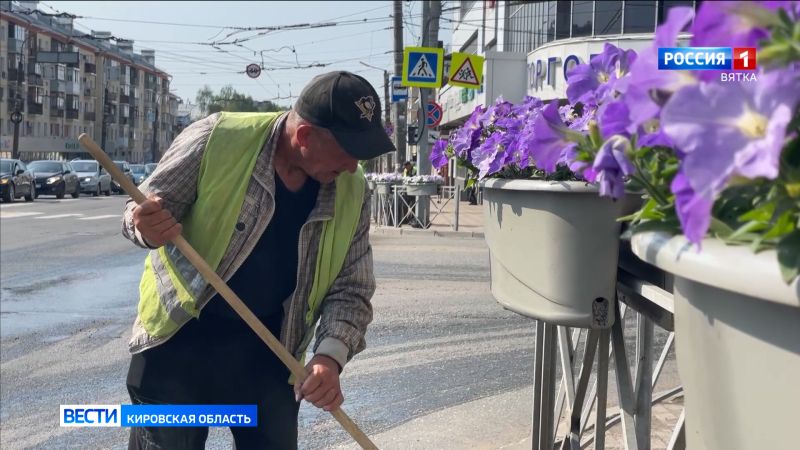 В преддверии празднования Дня России в Кирове усилена уборка улиц