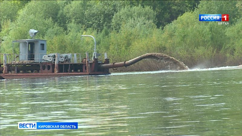 В Вятских Полянах начались работы по углублению дна реки Вятки