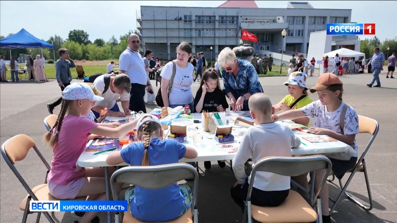 «Движения Первых» организовало у Дворца творчества — Мемориал детский праздник