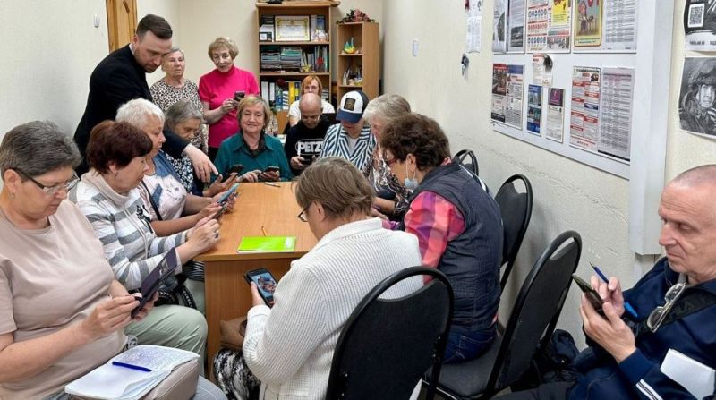 В Кирове проводят занятия по телефонной грамотности среди старшего поколения