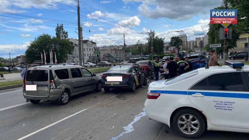 В Кирове столкнулись восемь автомобилей