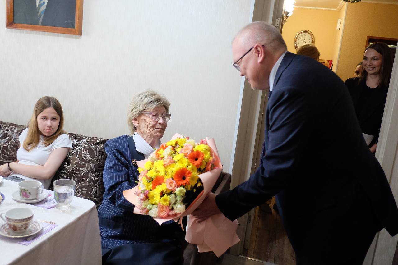 В Слободском губернатор побывал в гостях 103-летнего ветерана Нины Косицкой