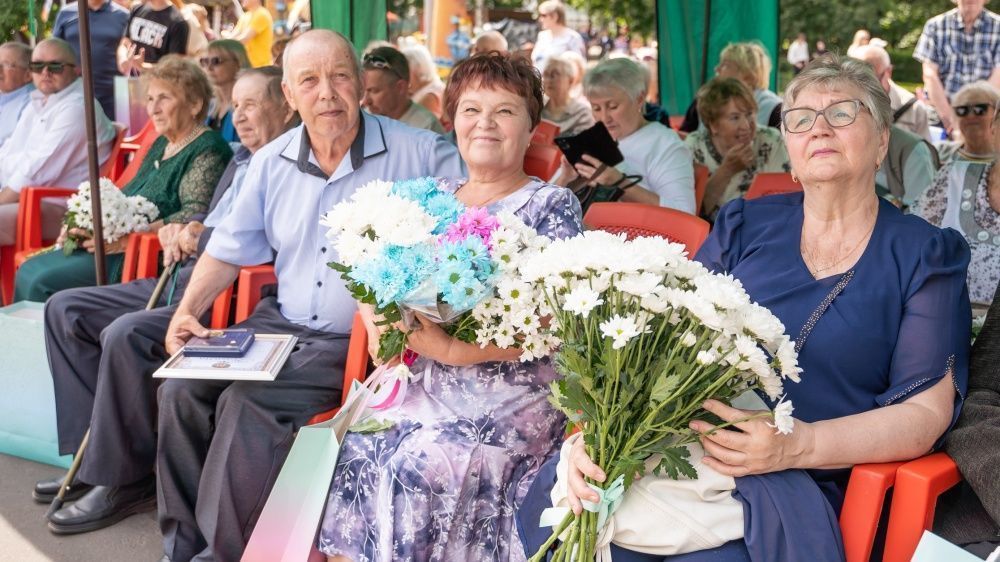Кировским семьям вручили медаль «За любовь и верность»