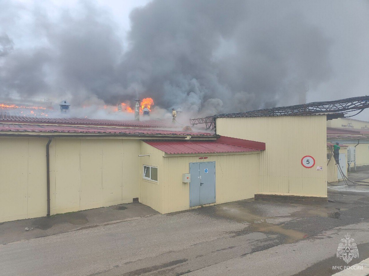 В Советске пожарные отстояли цех местной кондитерской фабрики от огня