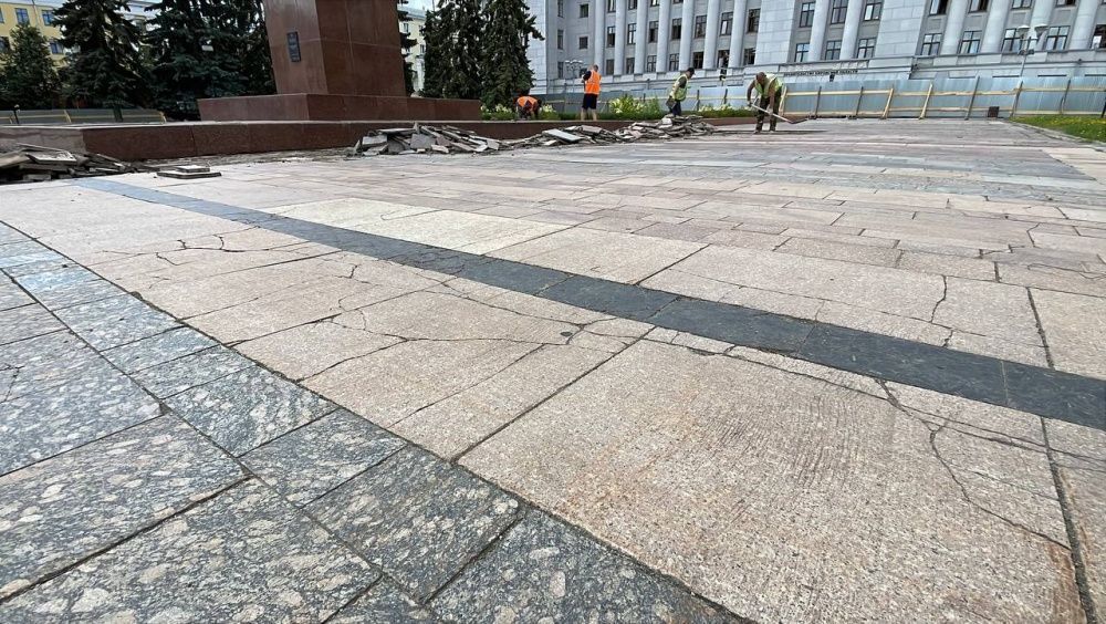 Началось благоустройство территории возле памятника Ленину на Театральной площади в Кирове