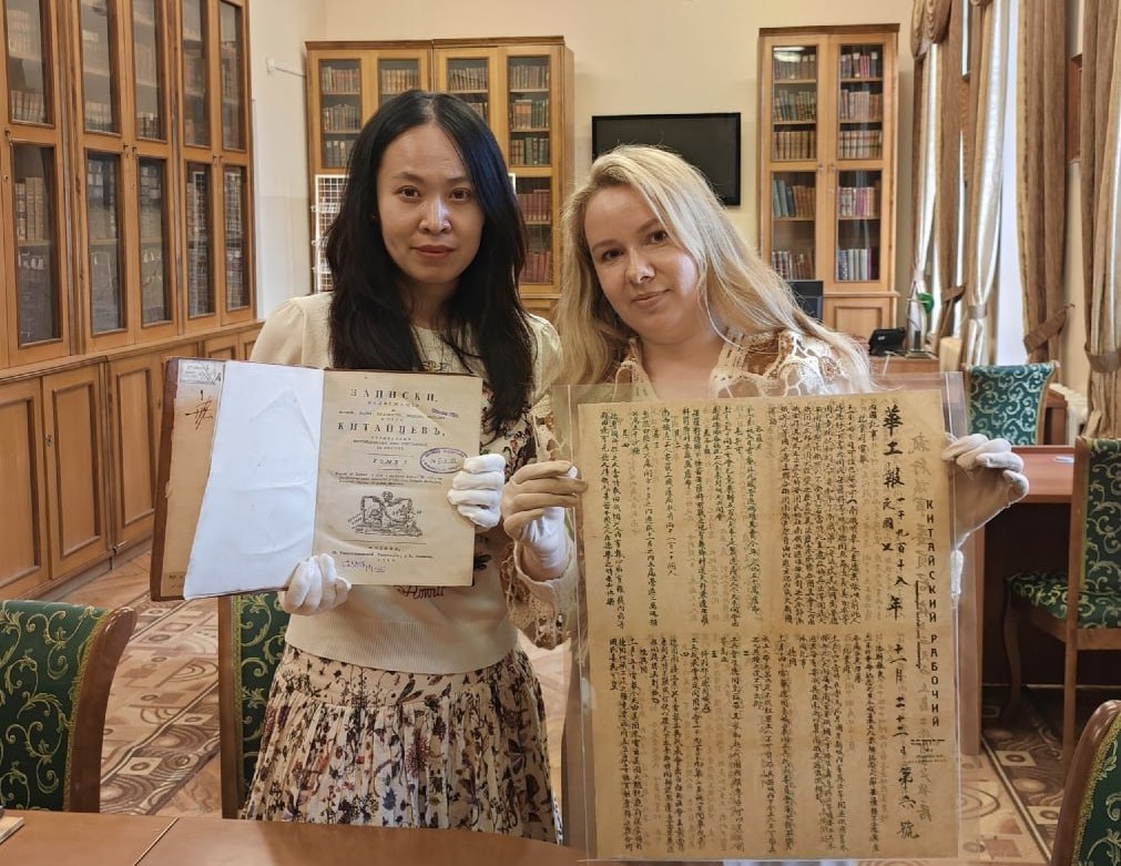 Специально для библиотеки имени Герцена гостья из Китая Ван Чжи перевела раритетную газету за 1918 год