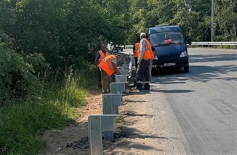 При въезде в Радужный на железнодорожном мосту меняют отбойники