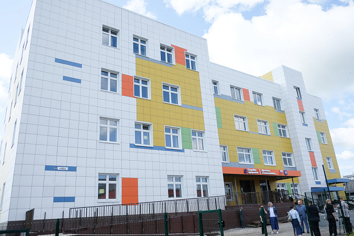 Губернатор Кировской области оценил ход строительства детской поликлиники в Слободском