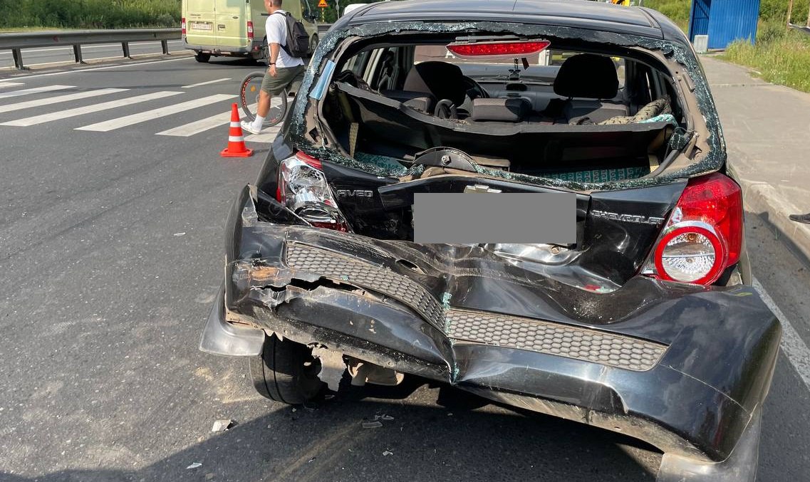 В Гнусино собрался «паровозик» из трех грузовиков и легкового авто