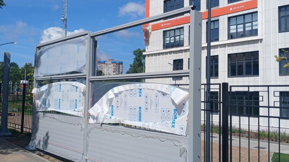 Шумозащитные экраны устанавливают вокруг новой школы в Шевелях