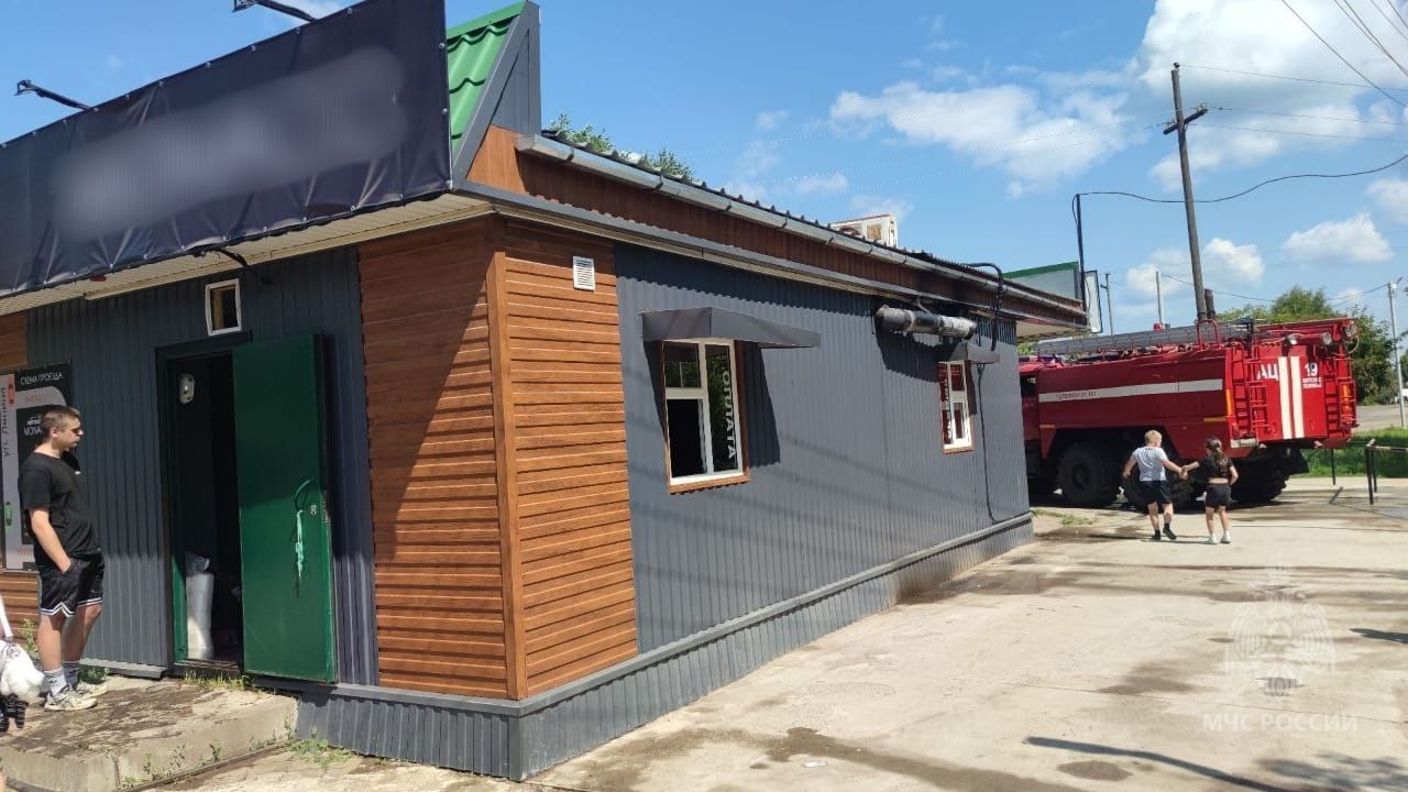 В Вятских Полянах в автокафе из-за электрофритюрницы произошел серьезный пожар
