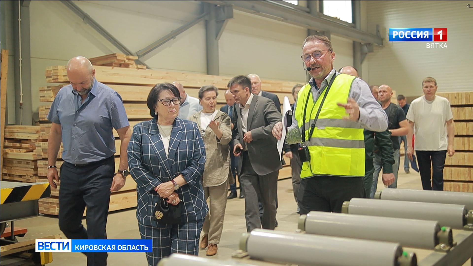 Сенаторы РФ посетили лесоперерабатывающие предприятия в Кировской области