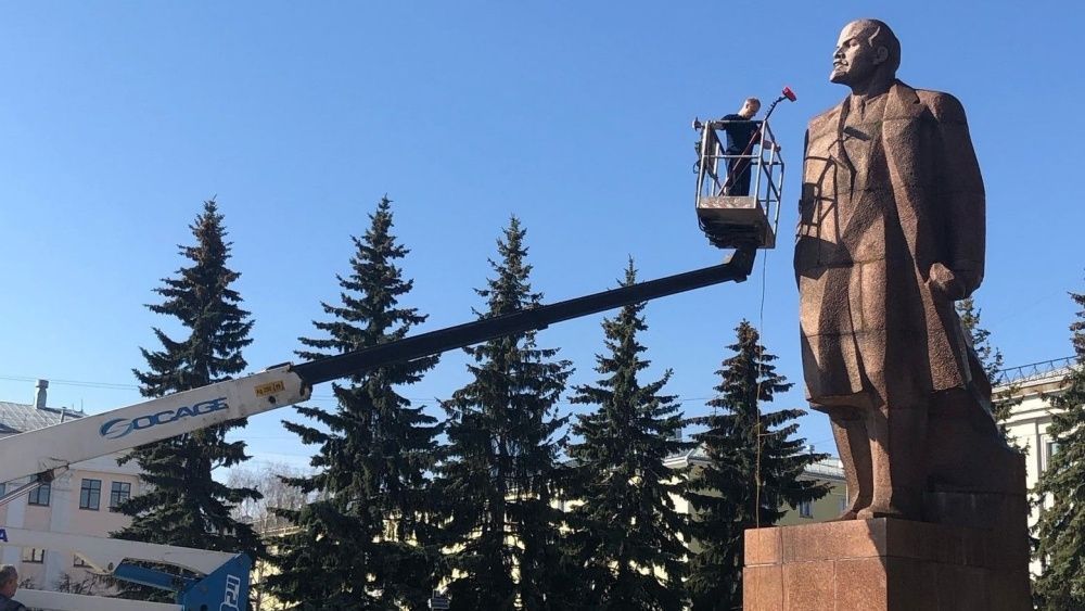 Площадку памятника В. И. Ленину на Театральной площади приведут в порядок