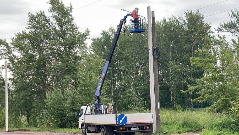 В Кирове продолжают монтировать уличное освещение
