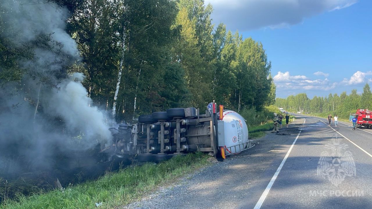 В Орловском районе в результате ДТП перевернулся и загорелся грузовик