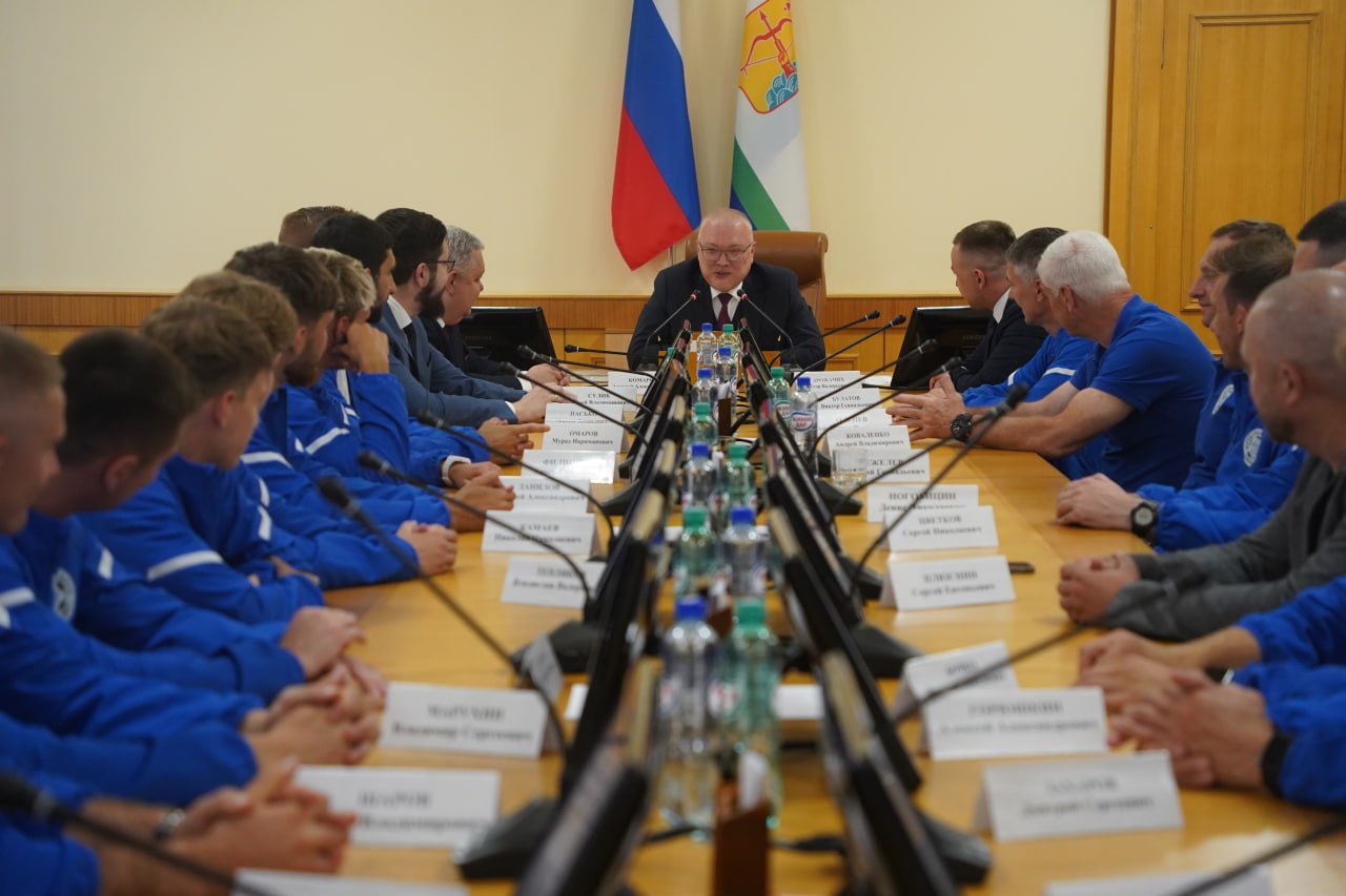 В преддверии нового футбольного сезона губернатор Соколов встретился с игроками кировского «Динамо»