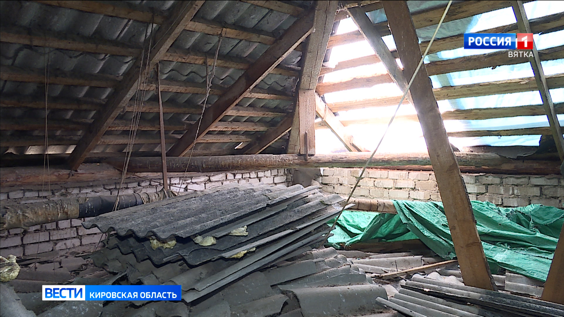 Из-за незавершеного капремонта больше года течет крыша на Попова, 36 в Кирове