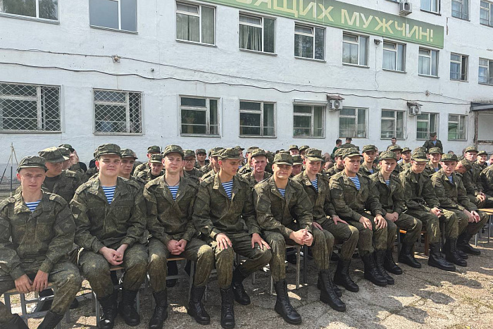 Служить в пограничные и воздушно-десантные войска отправились 70 призывников из Кировской области