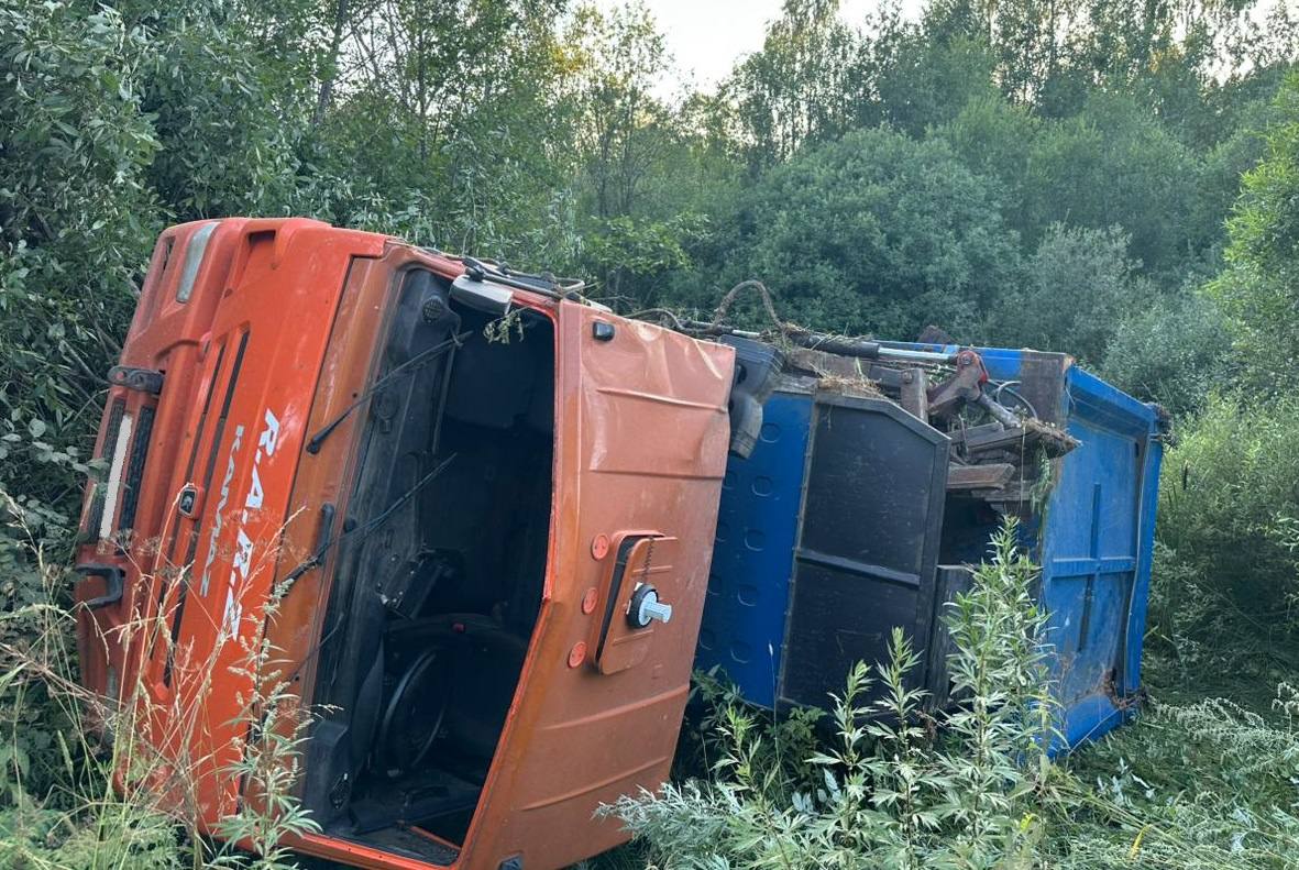 В Омутнинском районе пострадал пассажир перевернувшегося КАМАЗа