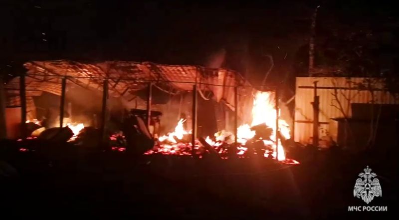 В деревне Богородская в Кирове ночью сгорела баня и задела огнем дом