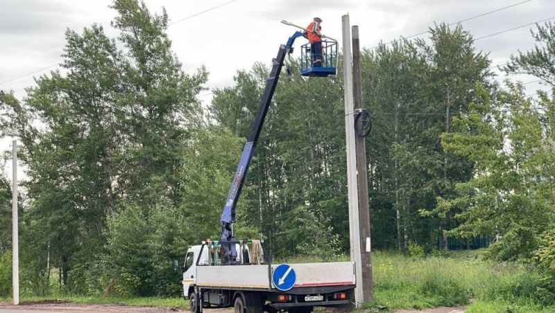 В Кирове продолжают монтировать уличное освещение