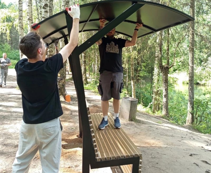 Активисты установили в нововятском дендропарке новые лавочки с навесом
