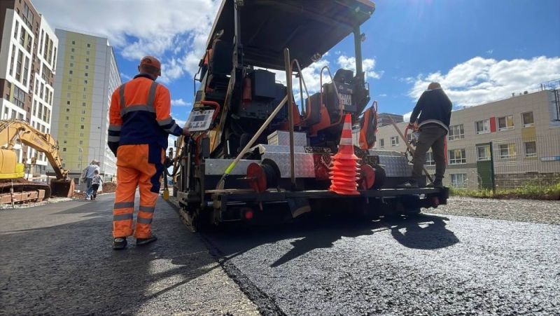В Кирове асфальтируют подъезд к детскому саду на улице Энтузиастов