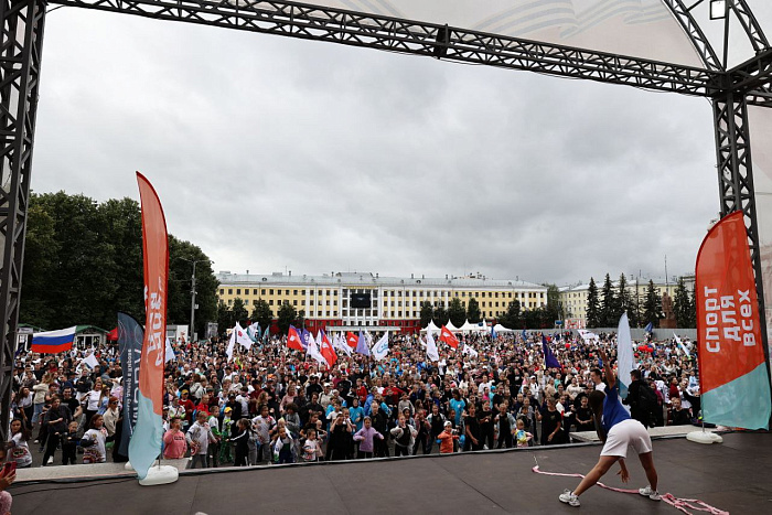 В Кировской области новый спортивный рекорд: на массовую зарядку вышли более 5 тысяч кировчан
