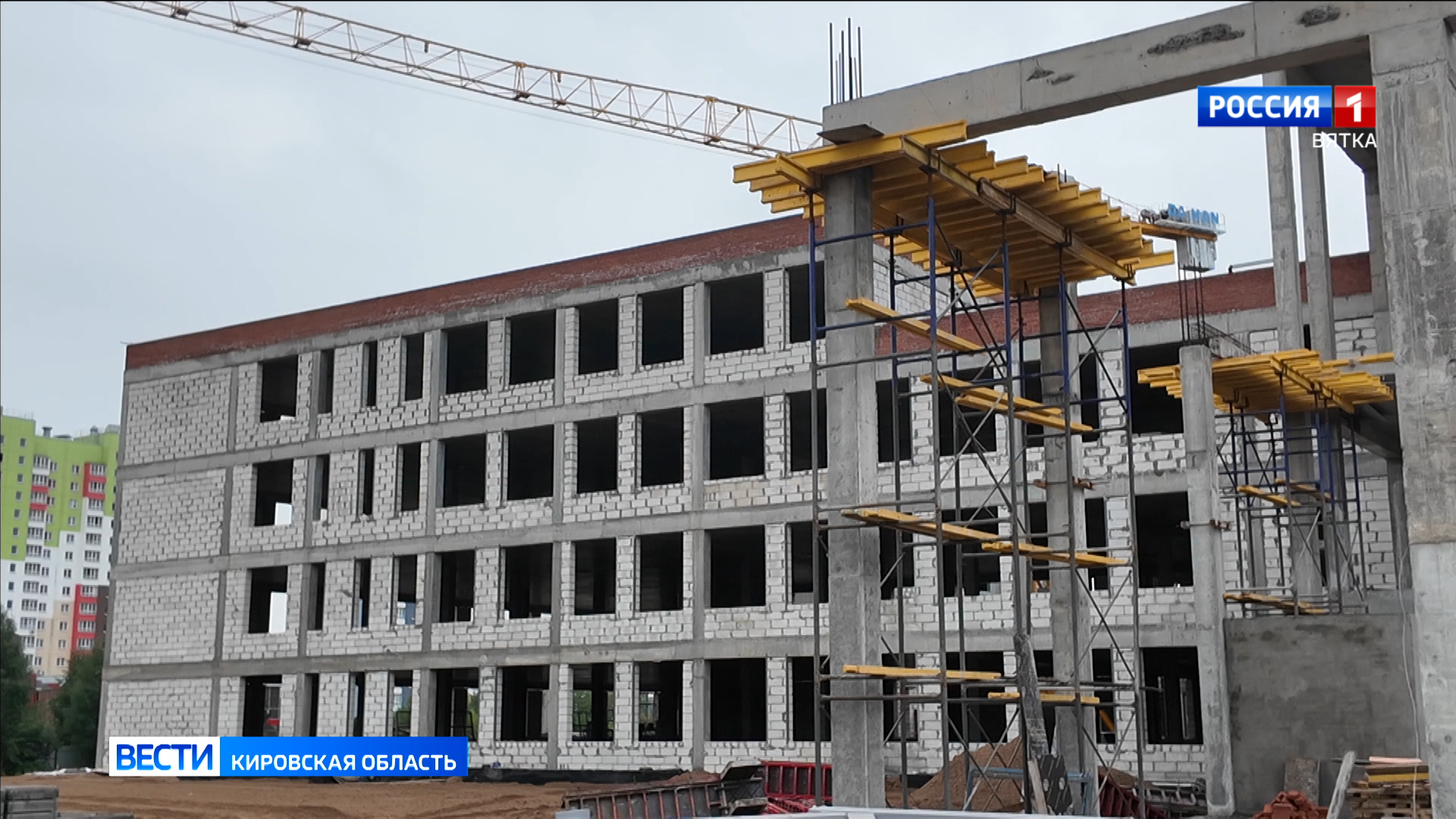 В микрорайоне Озерки продолжается строительство школы