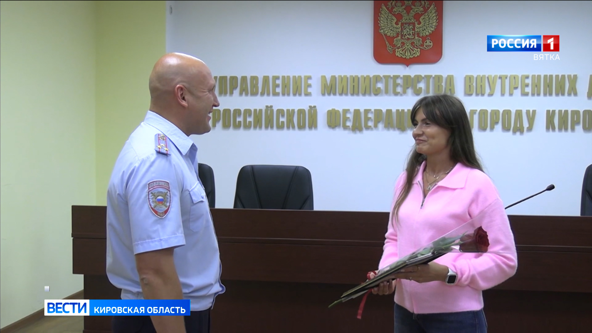 Сотрудница банка спасла жительницу Унинского района от дистанционных мошенников