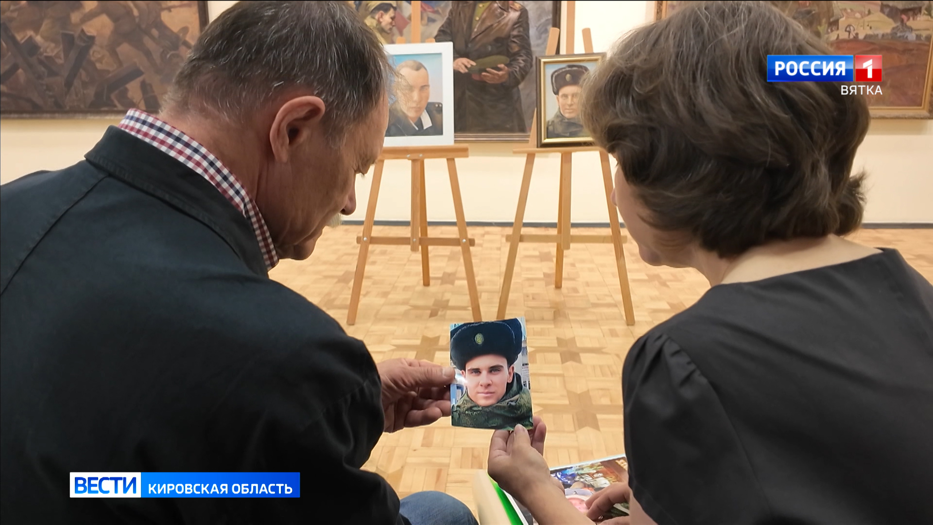 Семье погибшего участника СВО передали портреты, написанные в студии военных художников имени Грекова