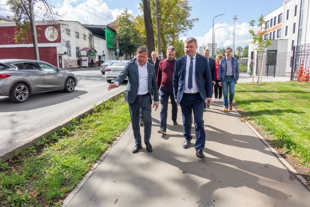 В Кирове завершается обустройство путей к новой школе в Шевелях