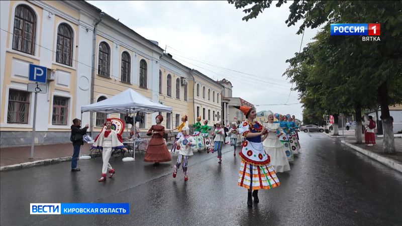 По Кирову прошли воспитанники ансамбля народного танца в костюмах, стилизованных под дымковскую игрушку