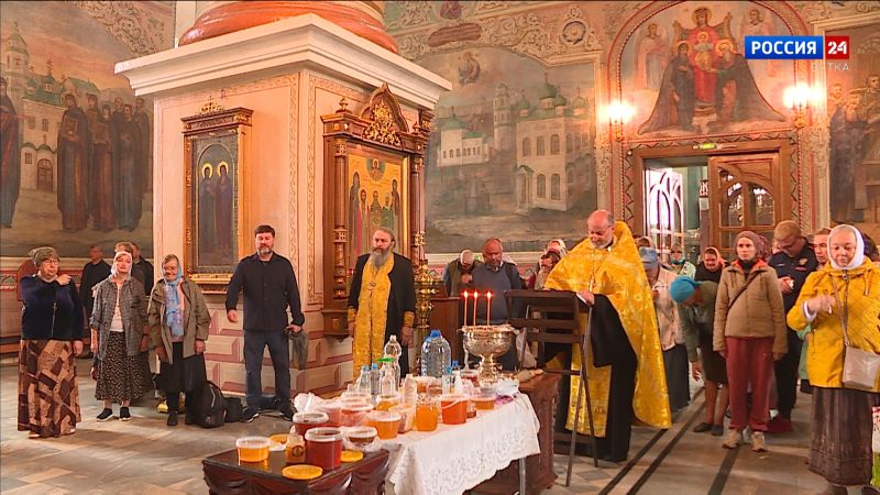 Православные верующие отмечают Медовый Спас