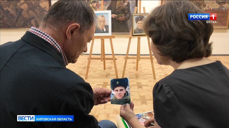 Семье погибшего участника СВО передали портреты, написанные в студии военных художников имени Грекова