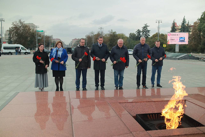 Участники делегации Кировской области возложили цветы к монументу Победы в Минске