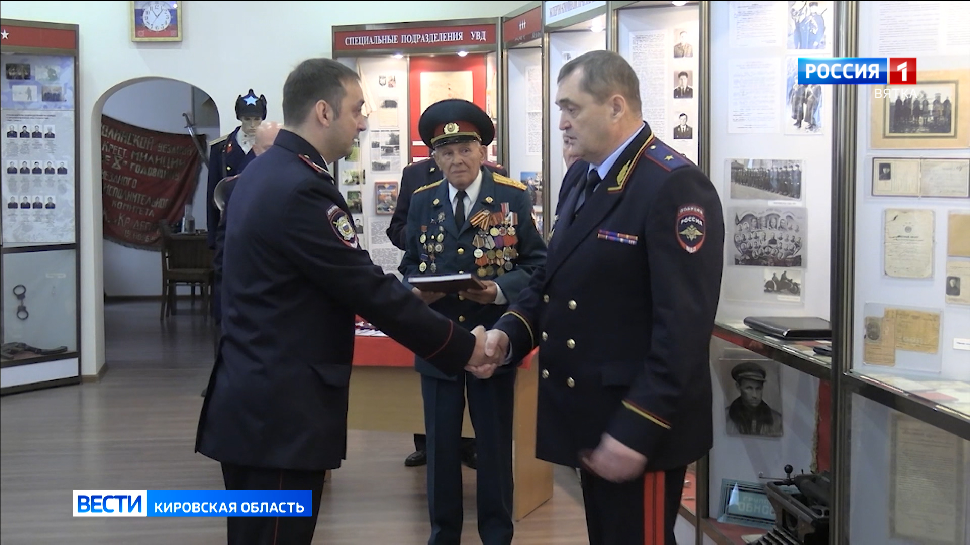 В УМВД России по Кировской области вручили погоны и служебные удостоверения молодым офицерам