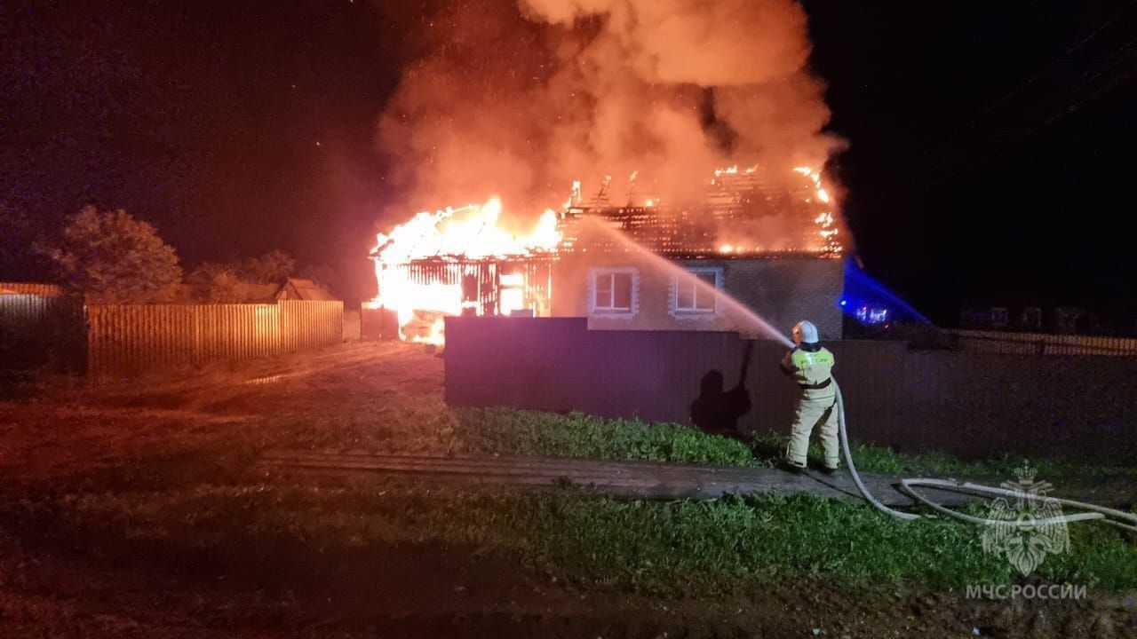 В поселке Богородское сгорел дом: семью спасла 15-летняя девочка