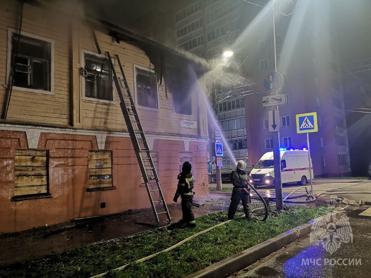 Ночью в Кирове горел нежилой дом