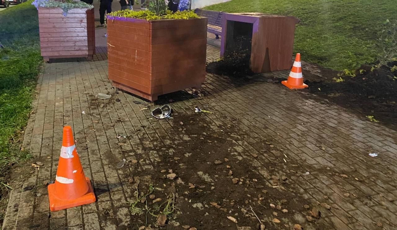 В Кирове в результате ДТП цветочный контейнер травмировал двух девочек