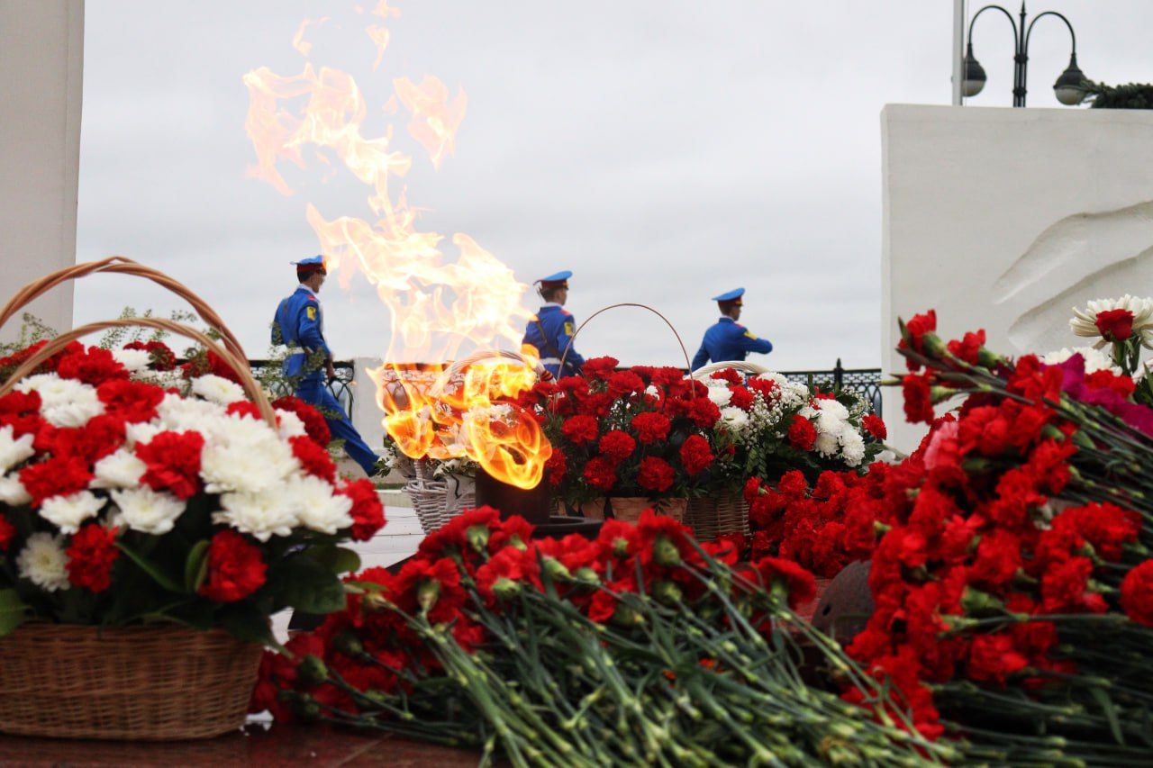 В Кирове возложили цветы к Вечному огню на набережной Грина