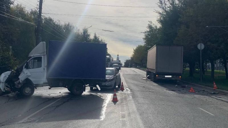 В Кирове столкнулись три автомобиля