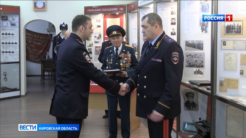 В УМВД России по Кировской области вручили погоны и служебные удостоверения молодым офицерам